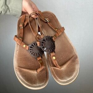 UGG Women Flat Thong Sandals Brown Leather Embellished Buckle Size 8